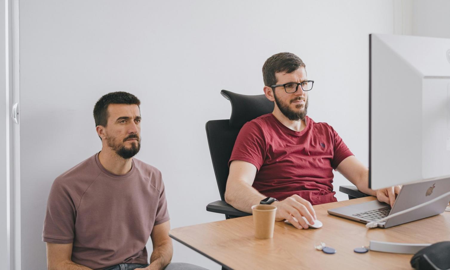 Persona trabajando con hojas de cálculo financieras en escritorio moderno